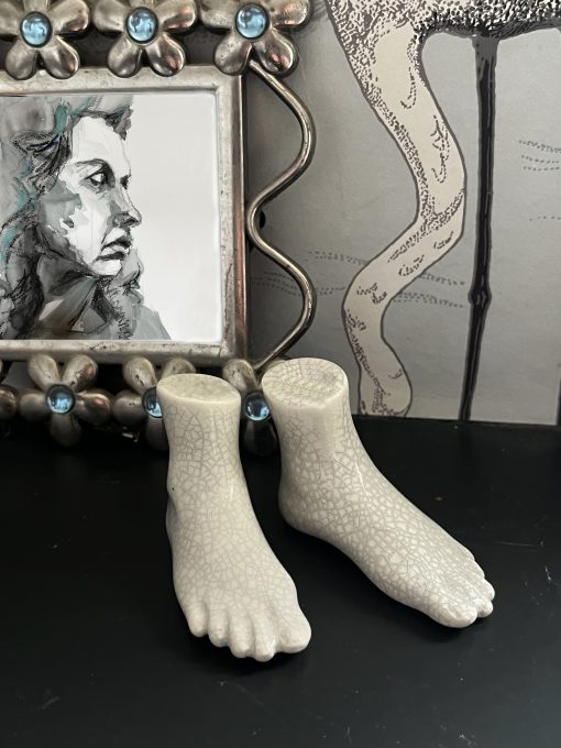 Small ceramic pair of feet - Image 7